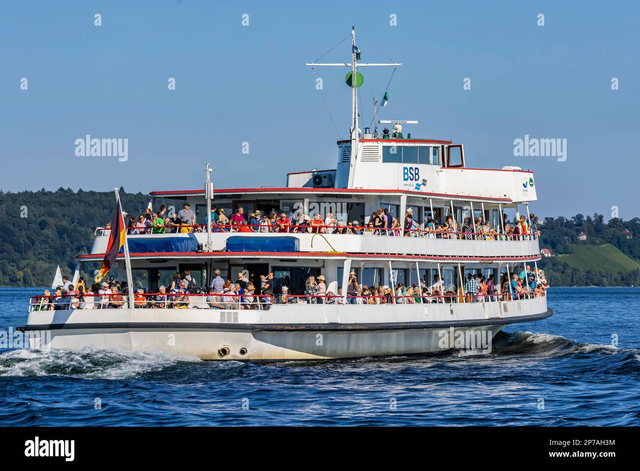 Ausflugsschiff, Kursschiff KONSTANZ der Weißen Flotte mit Passagieren