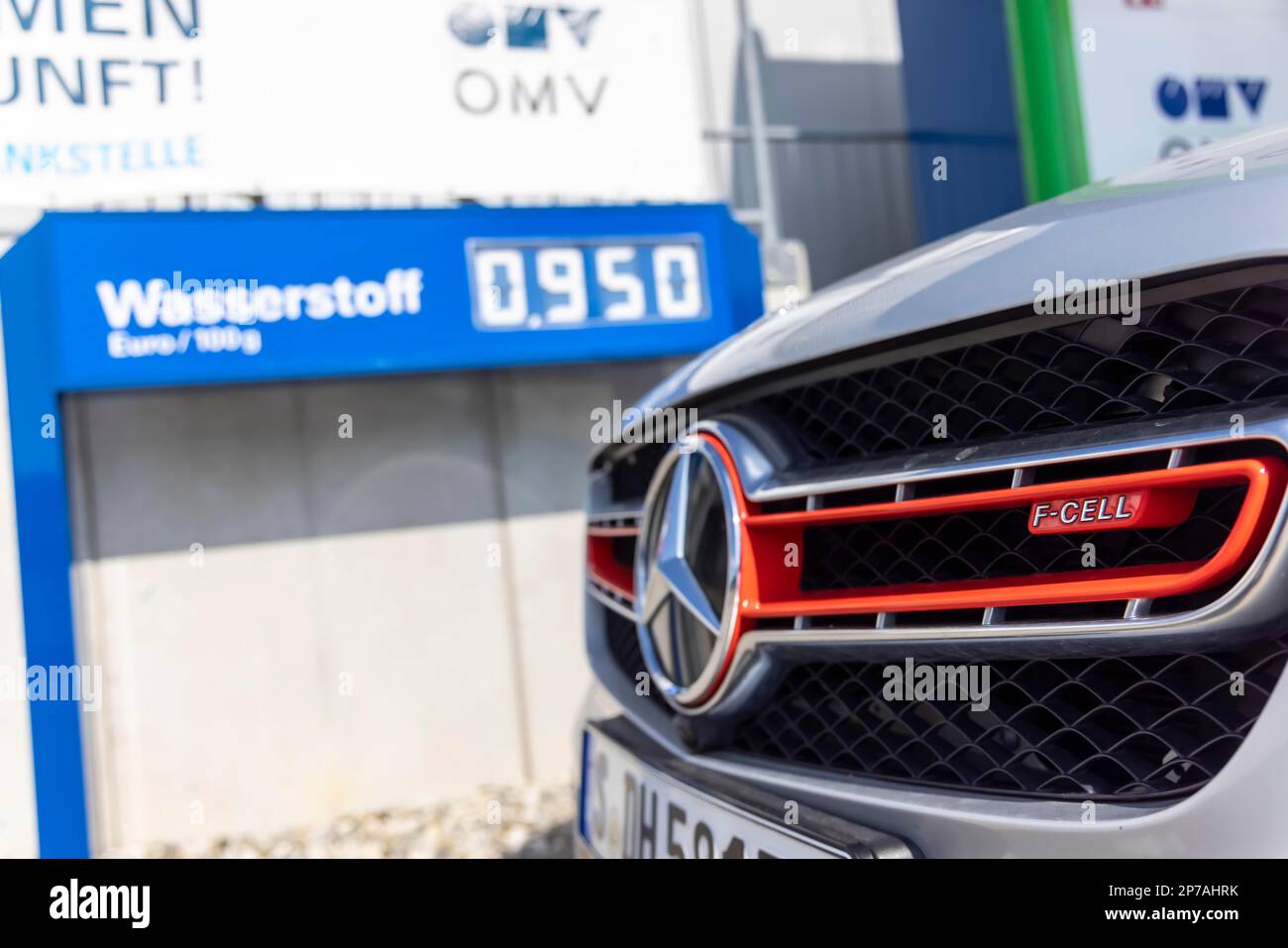 Wasserstofftankstelle mit Auto am Flughafen Stuttgart, Baden-Württemberg Stockfoto