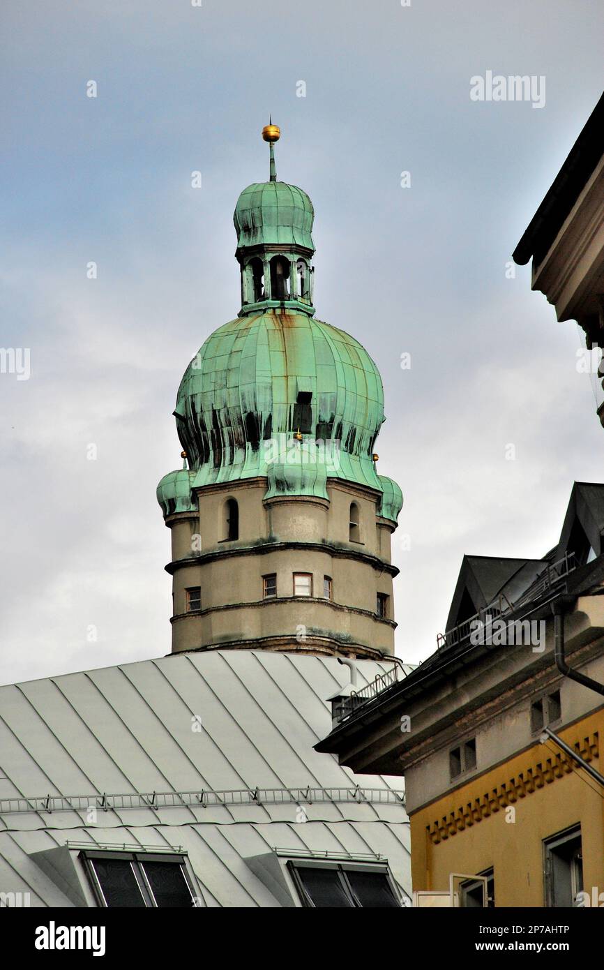 Stadtturm, 1400s erbauter Wachturm mit Aussichtsplattform und kupferplattierter Zwiebelkuppel in Innsbruck, Österreich, Europa Stockfoto