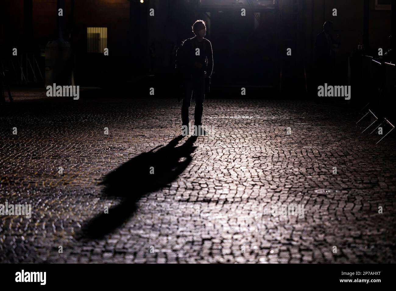 Kopfsteinpflaster, geheimnisvolle Hintergrundbeleuchtung bei Nacht mit man, Stuttgart, Baden-Württemberg, Deutschland Stockfoto