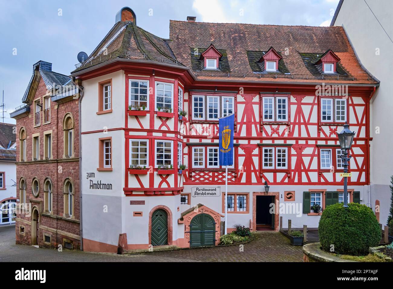 Auf der linken Seite die Alte Synagoge und im Zentrum das historische Fachwerkhaus und Restaurant „zum Ambtman“, Neckarsteinach, Hessen, Deutschland. Stockfoto