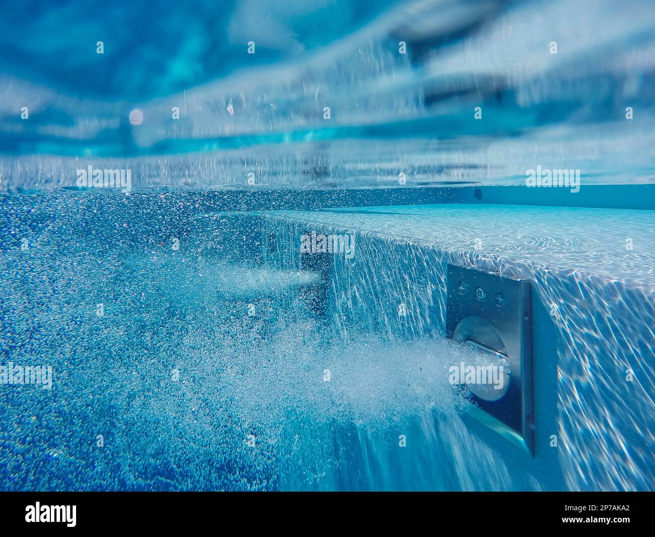 Schwimmbad, Gegenstromsystem erzeugt Strom in kleinem Privatpool, Unterwasserschuss, Luftblasen im Wasser, Stuttgart Stockfoto
