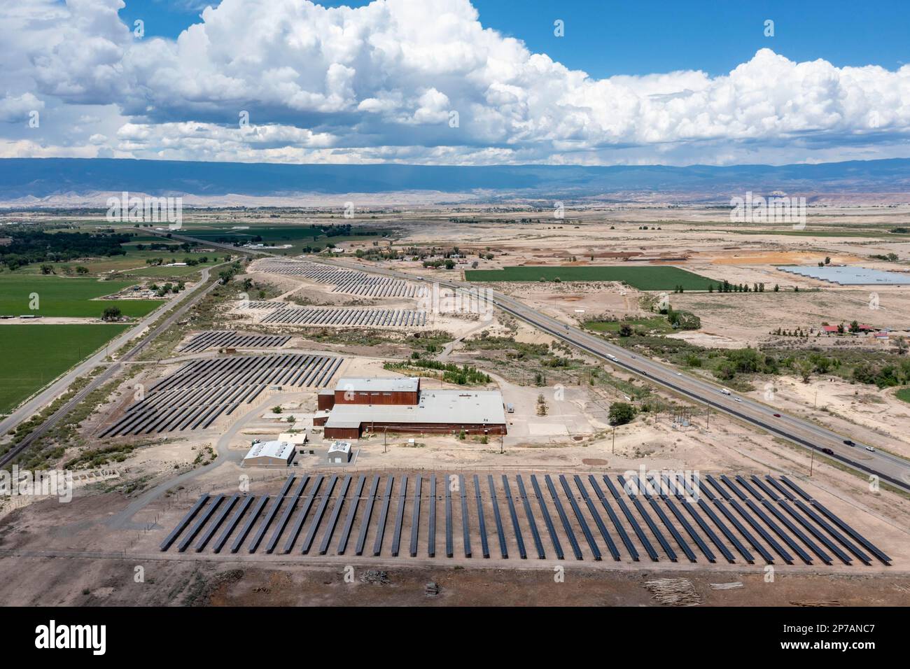 10 Megawatt Solarfarm im ländlichen Westen von Colorado, Olathe, Colorado, USA Stockfoto
