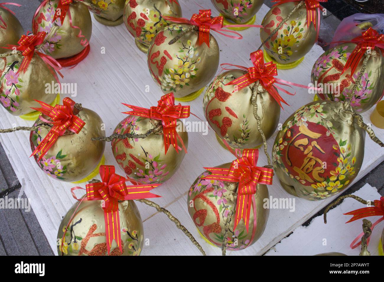 Vietnam, Hue, Kokosnüsse in Geschenkverpackung, Stockfoto