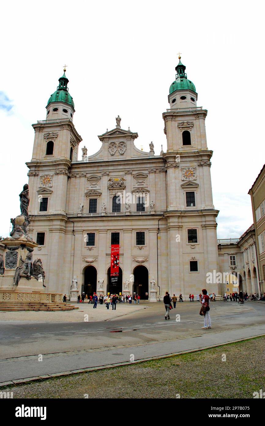 Salzburger Dom ist die barocke Kathedrale aus dem 17. Jahrhundert, die dem Heiligen Rupert und dem Heiligen Vergilius, Salzburg, Österreich, Europa gewidmet ist Stockfoto