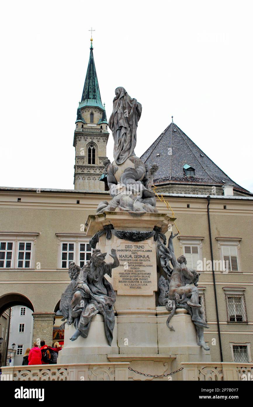 Salzburger Dom ist die barocke Kathedrale aus dem 17. Jahrhundert, die dem Heiligen Rupert und dem Heiligen Vergilius, Salzburg, Österreich, Europa gewidmet ist Stockfoto