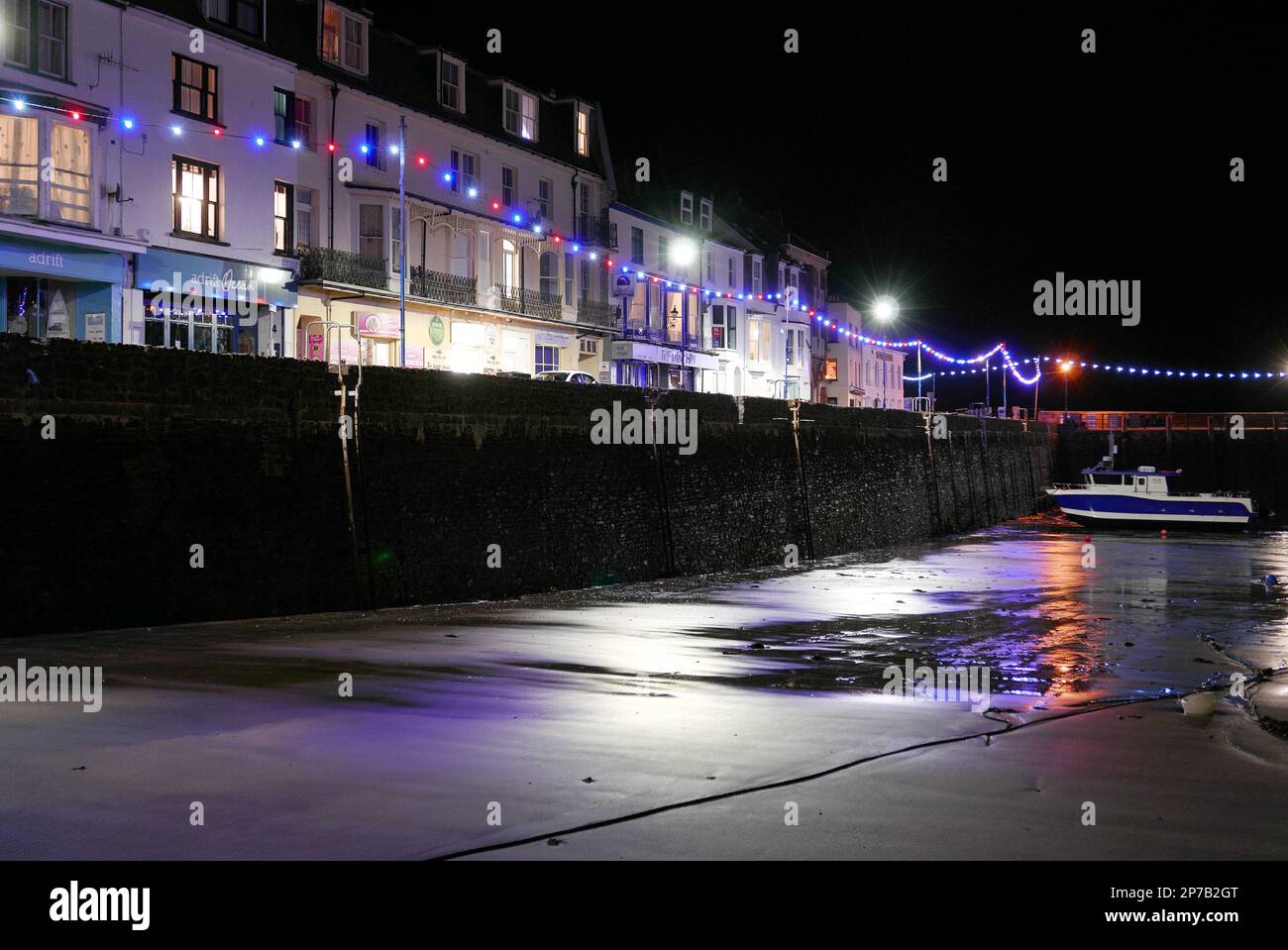 Der Hafen und die Häuser werden nachts von Straßenlaternen beleuchtet. Ich Bin Devon. England. UK Stockfoto