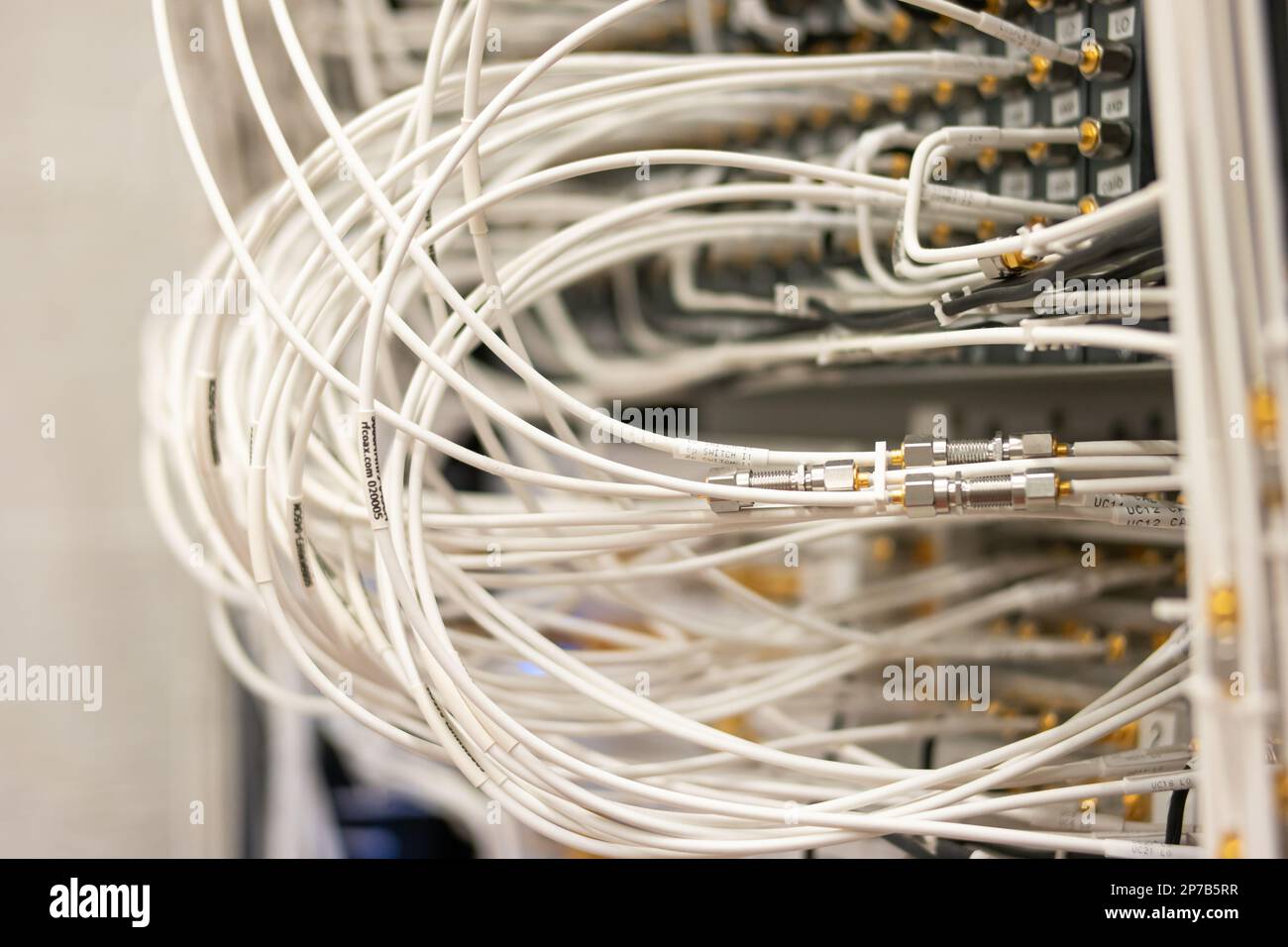Elektronische Signalverarbeitungsgeräte in einem Wissenschaftslabor. Viele angeschlossene Kabel in Steckdosen. Organisiert, ordentlich, nicht chaotisch. Nahaufnahme, keine Leute Stockfoto