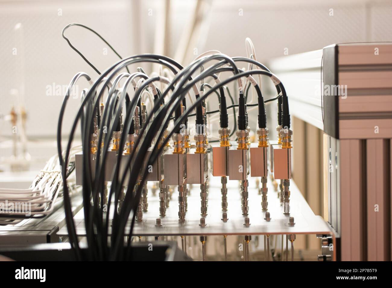 Elektronische Signalverarbeitungsgeräte in einem Wissenschaftslabor. Viele angeschlossene Kabel in Steckdosen. Organisiert, ordentlich, nicht chaotisch. Nahaufnahme, keine Leute. Stockfoto