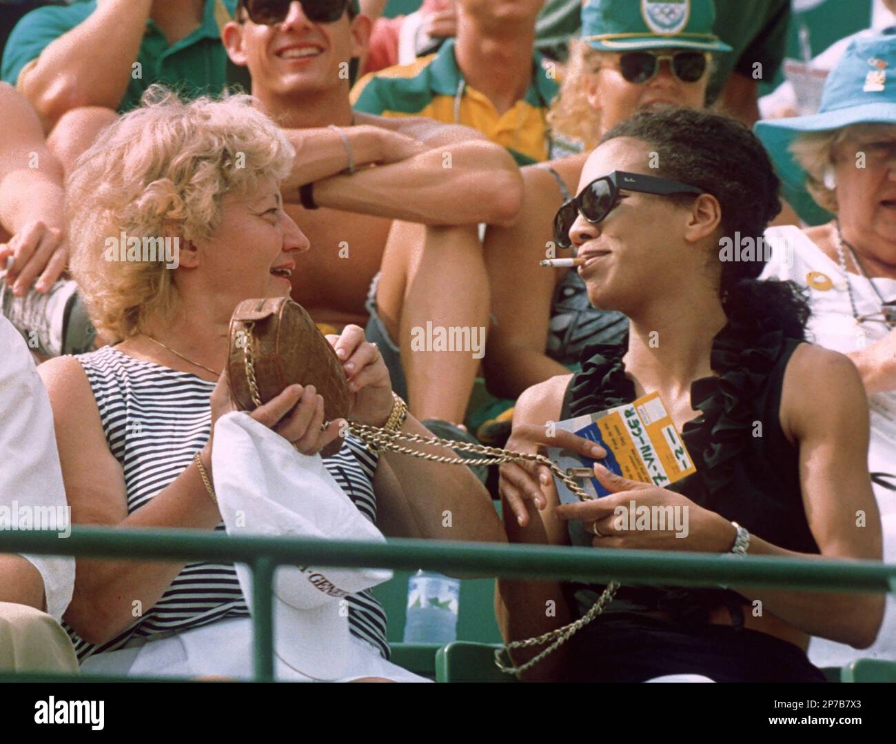 Elvira Becker, die Mutter von Boris Becker, und die damalige Freundin ihres Sohnes, Barbara Feltus (l-r), verfolgen am 7.8.1992 ein Tennismatch in Bar Stockfoto