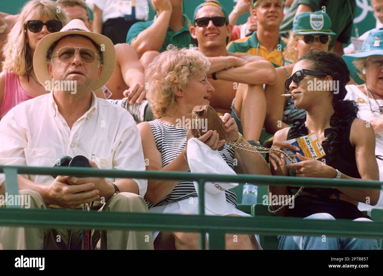 Karl-Heinz Becker, Ehefrau Elvira und die damalige Freundin ihres Sohnes, Barbara Feltus (l-r), verfolgen am 7.8.1992 ein Tennismatch in Barcelona. De Stockfoto