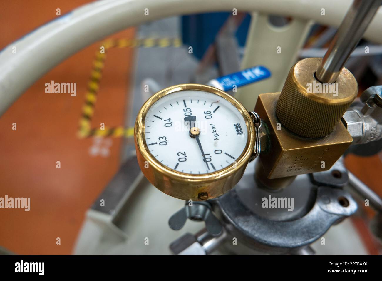 Abgestufte Manometer für Druckbehälter – Nahaufnahme in einem Werkstattlabor. Geringe Schärfentiefe, keine Menschen. Stockfoto