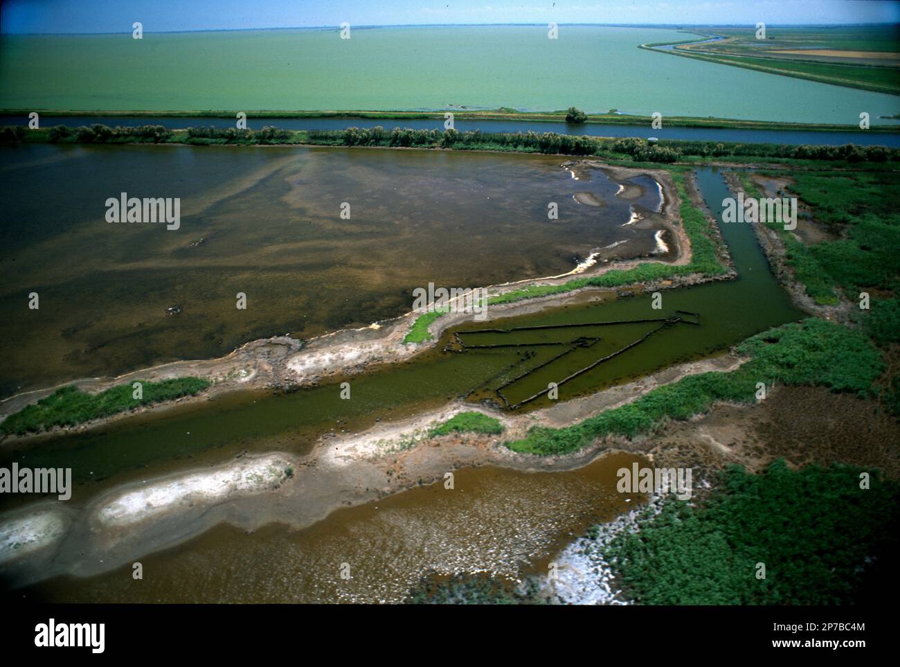 Comacchio, Italien - 2014. Juli: Luftaufnahme des Delta des Flusses Po Stockfoto