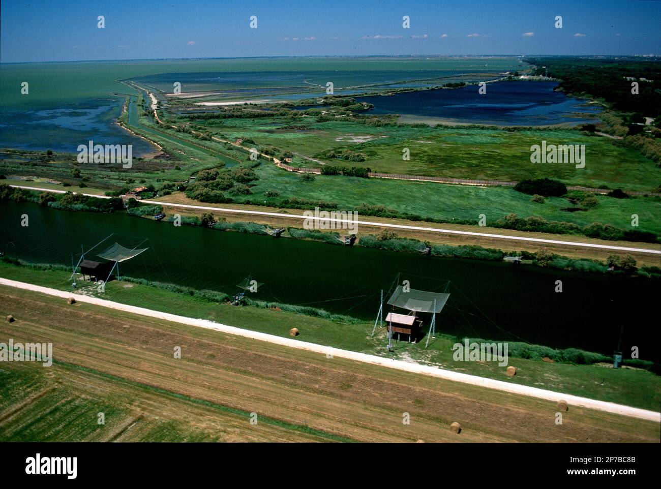 Comacchio, Italien - 2014. Juli: Luftaufnahme des Delta des Flusses Po Stockfoto