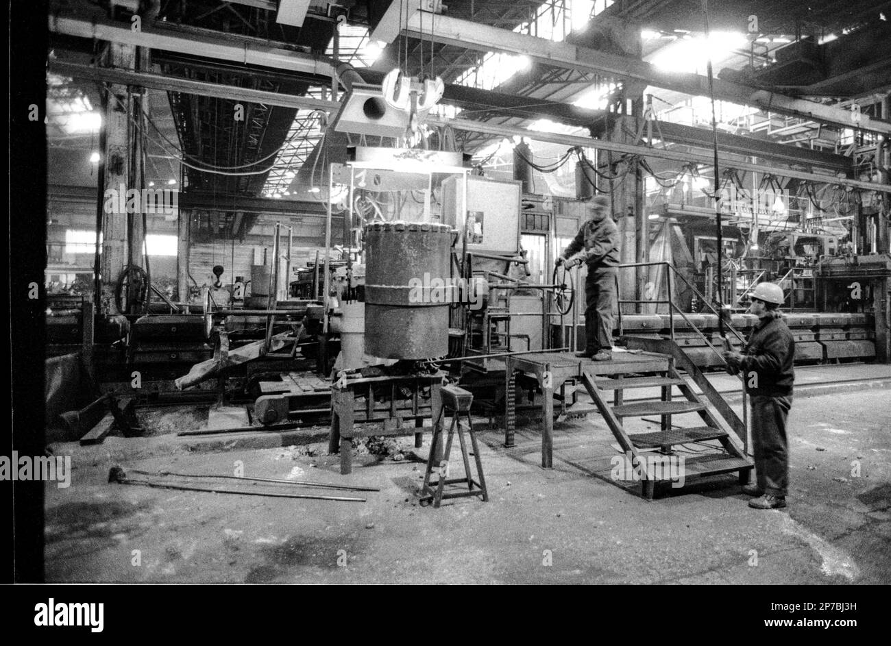 BW-Arbeit in der Gießerei Stockfoto