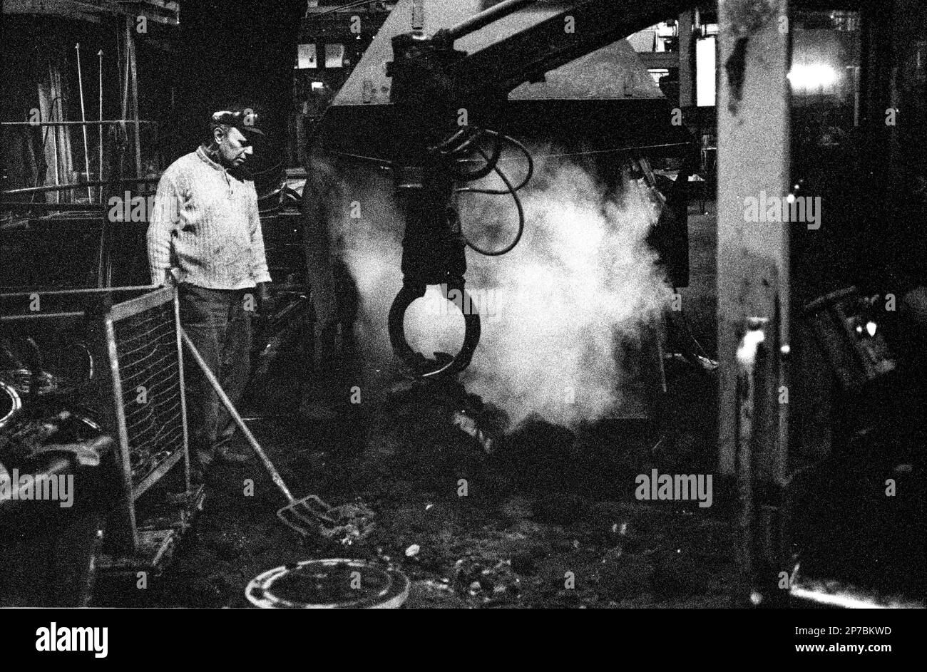 BW-Arbeit in der Gießerei Stockfoto