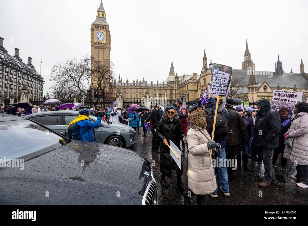 London, Großbritannien. 8. März 2023 Teilnehmer blockieren die Straße vor den Houses of Parliament während eines Protests gegen die Ungleichheit der staatlichen Rente (WASPI) auf dem Parliament Square am Internationalen Frauentag. Die Gruppe setzt sich weiterhin für Frauen ein, die in den 1950er Jahren geboren wurden und sich in finanziellen Schwierigkeiten befinden, nachdem das staatliche Renteneintrittsalter der Frauen durch das Gesetz von 1995 von 60 auf 65 Jahre angehoben wurde. Kredit: Stephen Chung / Alamy Live News Stockfoto