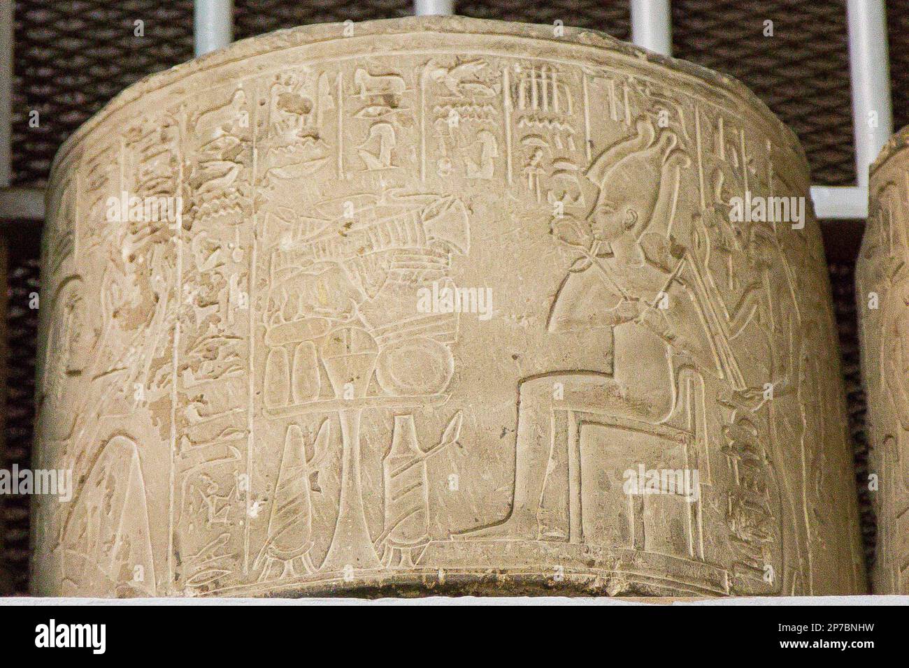 Ägypten, Saqqara, Grab des Horemheb, Block (jetzt in Kairo Museum) einer zweiten Gerichtskolonne : Horemheb beten Osiris-Unnefer, Isis und Nephthys. Stockfoto