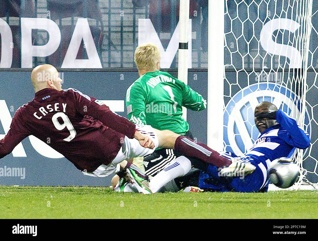 Colorado Rapids' Conor Casey, left, slides home his team's equalizing goal past FC Dallas goalkeeper Kevin Hartman, center, and defender Jair Benetez during second half MLS Cup Final action in Toronto on Sunday November 21, 2010. THE CANADIAN PRESS/Chris Young Stockfoto