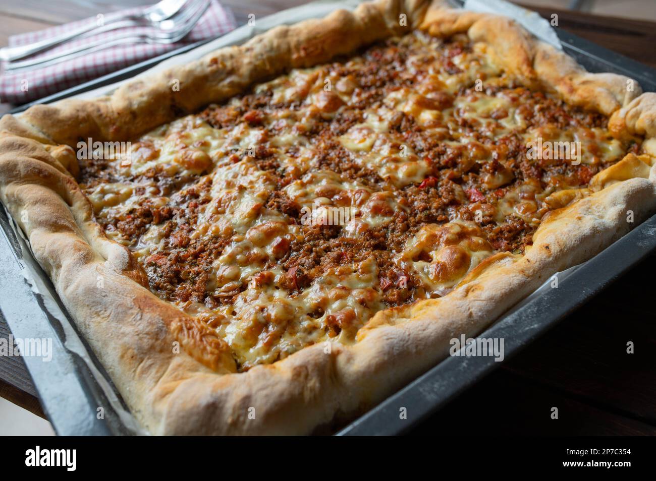 Pizza mit Hackfleisch und Rinderhack, Gemüse und Käse Stockfoto