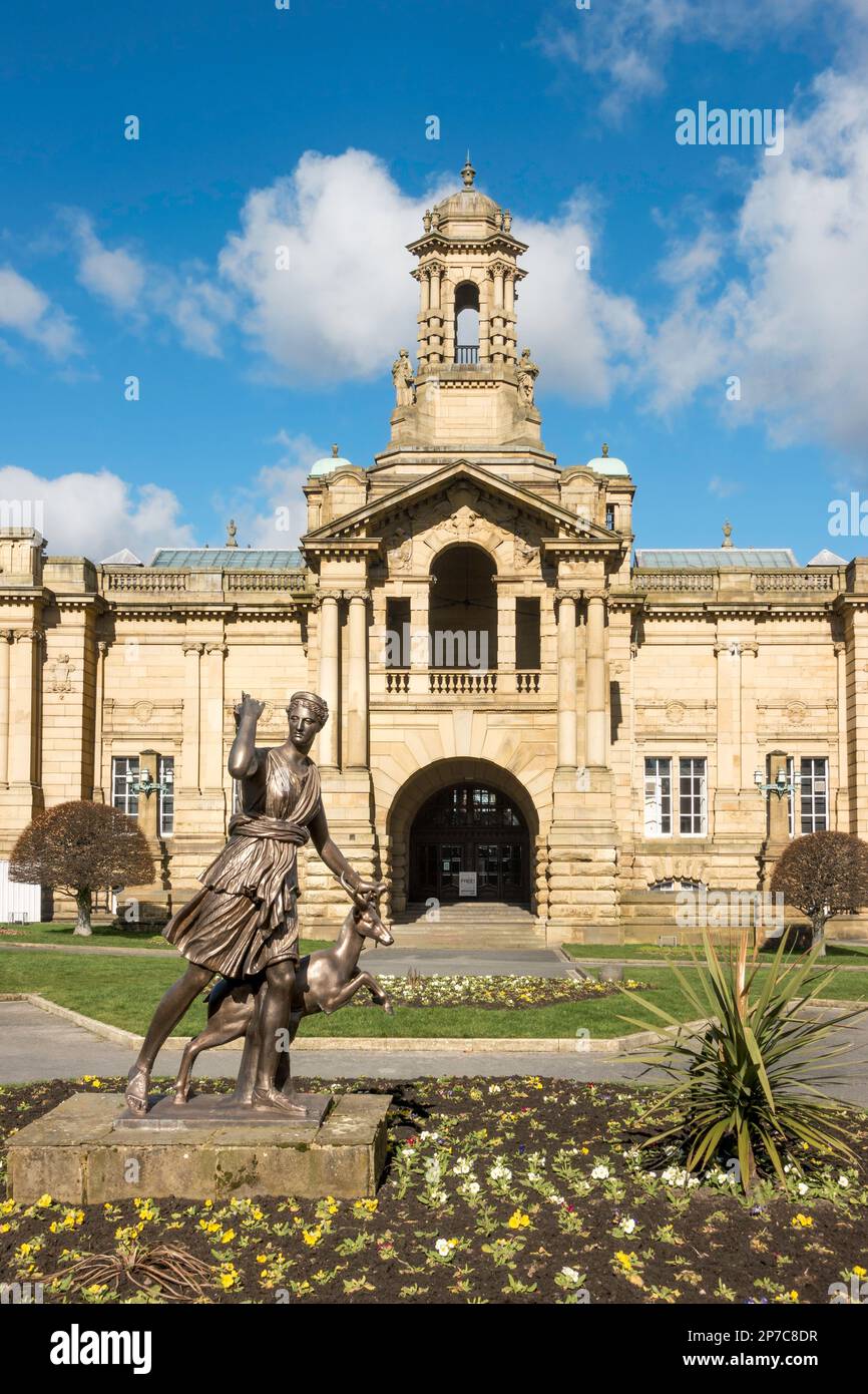 Statue von Diana the Huntress vor der Cartwright Hall in Lister Park, Bradford, West Yorkshire, England, Großbritannien Stockfoto