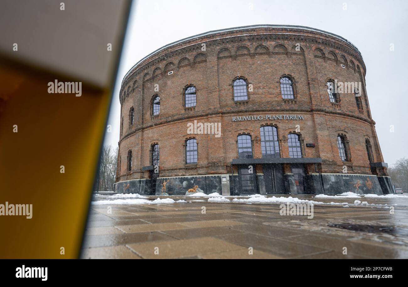 08. März 2023, Sachsen-Anhalt, Halle (Saale): Blick auf das neue Planetarium in Halle/Saale. Das Planetarium im historischen Gasometer wird voraussichtlich am 30. März eröffnet. Das Herzstück ist die Sternenhalle mit einem Durchmesser von 12 Metern und Platz für 110 Personen sowie ein Auditorium und Seminarräume sowie ein Foyer und ein Café. Vom Teleskop im Observatorium auf dem Dach kann nun das entsprechende Bild des Sternenhimmels digital in die Planetariumhalle übertragen werden. Mit Videoprojektoren, 360-Grad-Displays und 3-D-Flüge zu den Sternen sind ebenfalls möglich. Foto: Hendrik Schmidt/dpa/ZB Stockfoto