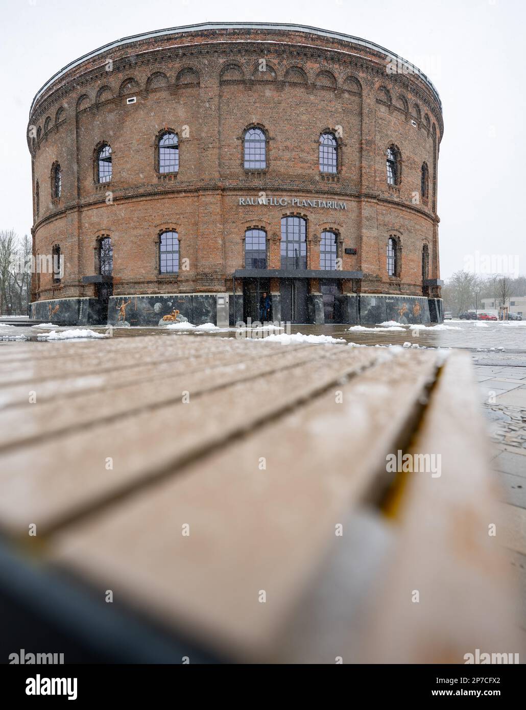 08. März 2023, Sachsen-Anhalt, Halle (Saale): Blick auf das neue Planetarium in Halle/Saale. Das Planetarium im historischen Gasometer wird voraussichtlich am 30. März eröffnet. Das Herzstück ist die Sternenhalle mit einem Durchmesser von 12 Metern und Platz für 110 Personen sowie ein Auditorium und Seminarräume sowie ein Foyer und ein Café. Vom Teleskop im Observatorium auf dem Dach kann nun das entsprechende Bild des Sternenhimmels digital in die Planetariumhalle übertragen werden. Mit Videoprojektoren, 360-Grad-Displays und 3-D-Flüge zu den Sternen sind ebenfalls möglich. Foto: Hendrik Schmidt/dpa/ZB Stockfoto