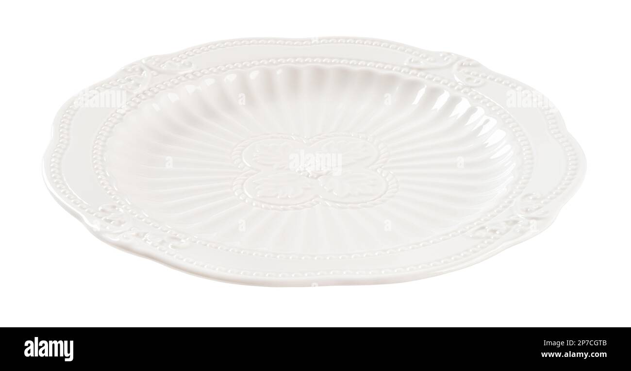 Ausschnitt für leere Porzellanplatten aus altem Porzellan. Strukturiertes weißes Gericht mit Blumenmuster auf weißem Hintergrund. Wunderschönes Geschirr Geschirr Geschirr Nahaufnahme. Stockfoto