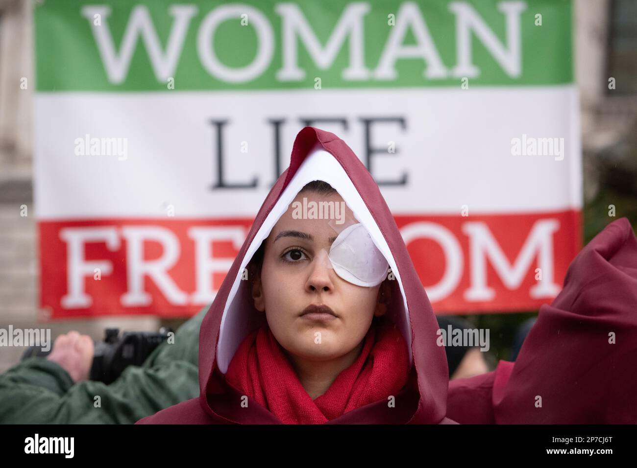 Parliament Square, London, Großbritannien. 8. März 2023 Britisch-iranische Frauen, gekleidet als Figuren aus der Geschichte der Magd, begehen den Internationalen Frauentag i. Stockfoto