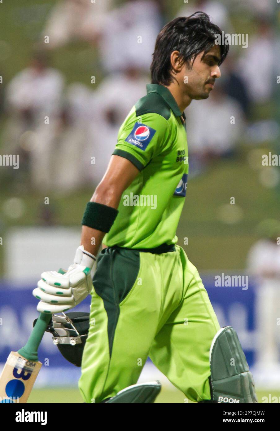 Pakistan's Fawad Alam walks off the pitch after being caught out by South Africa's David Muller during the second one day cricket match held at the Zayed Cricket Stadium in Abu Dhabi, Sunday Oct. 31, 2010. (AP Photo/Francois Steenkamp) Stockfoto