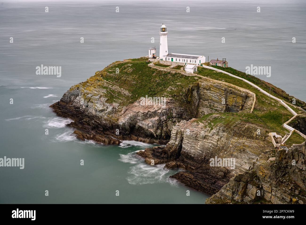 Der Leuchtturm auf der Insel Angelsey Stockfoto