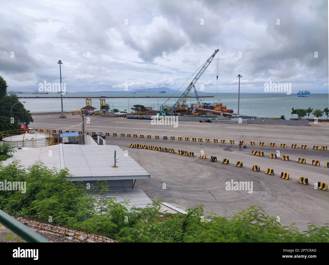 Der Hafen des merak-Schiffs wird für Überfahrten zwischen den Inseln genutzt. Gut für Menschen, Nahrungsmittel usw. Stockfoto