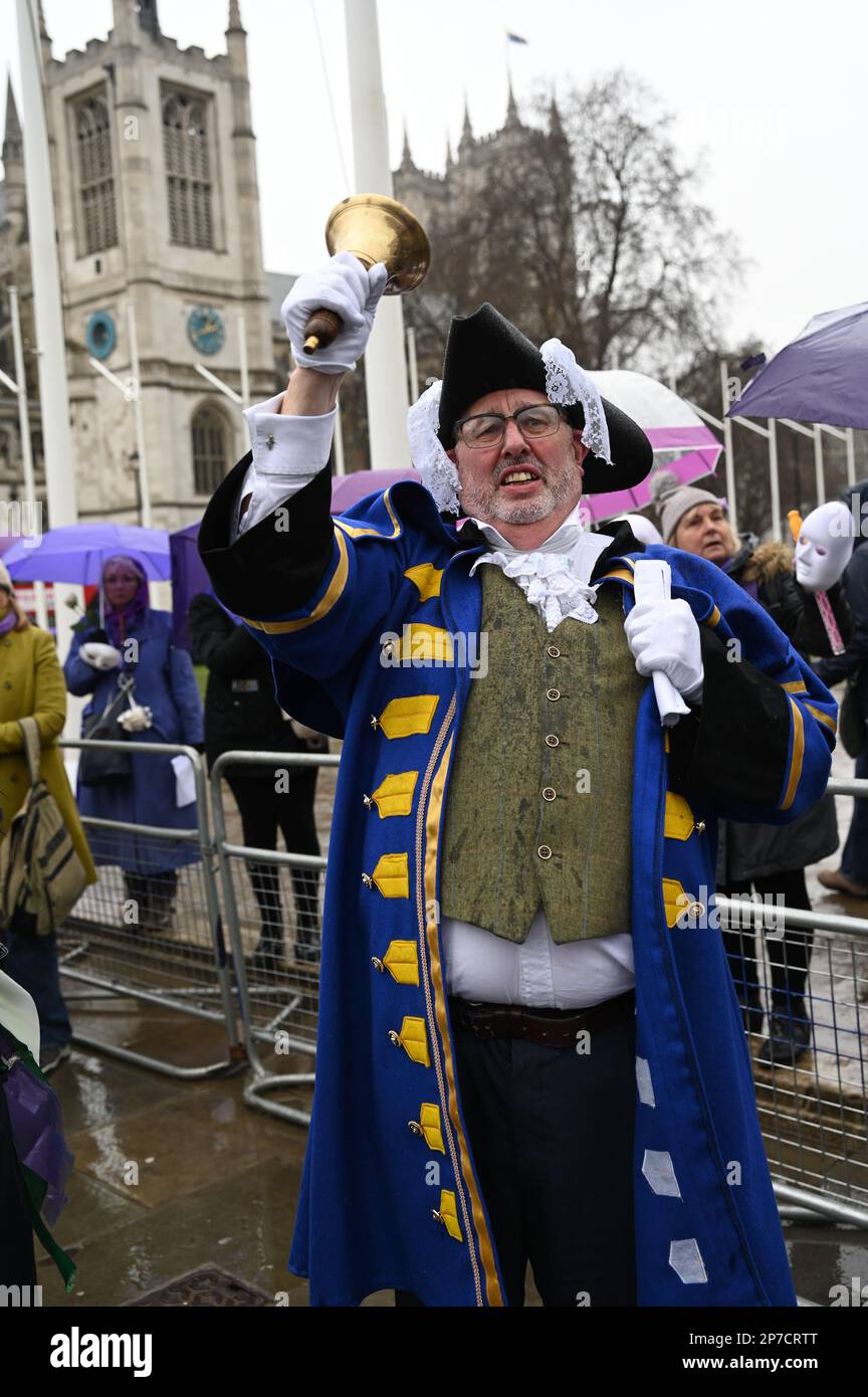 London, Großbritannien. 08. März 2023. 2023-03-08, Parliament Square, London, Großbritannien. WASPI-Protest (Women Against State Pension Inequality) am Internationalen Frauentag. WASPI-Kampagne für Frauen, die in den 1950er Jahren geboren wurden. In anderen Ländern wird die Regierung des Vereinigten Königreichs den Diebstahl von sechsjährigen Renten für Frauen ohne Vorankündigung legalisieren, obwohl einige Personen diese Mitteilung 2011 erhalten. Sie wurden daran gehindert, ihre staatliche Rente zu beziehen. Praktisch alle diese Frauen gingen nicht zur Universität und machten ihr Leben schwer, ohne zu sparen oder in Rente zu gehen. Die WASPI hat in den letzten zehn Jahren Wahlkampf betrieben. Kredit: Siehe Li Stockfoto