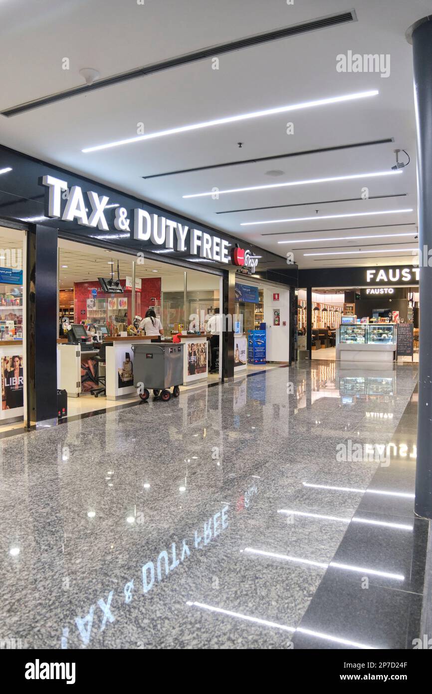 Buenos Aires, Argentinien, 18. November 2022: Duty-Free-Shop am internationalen Flughafen Jorge Newbery. Stockfoto