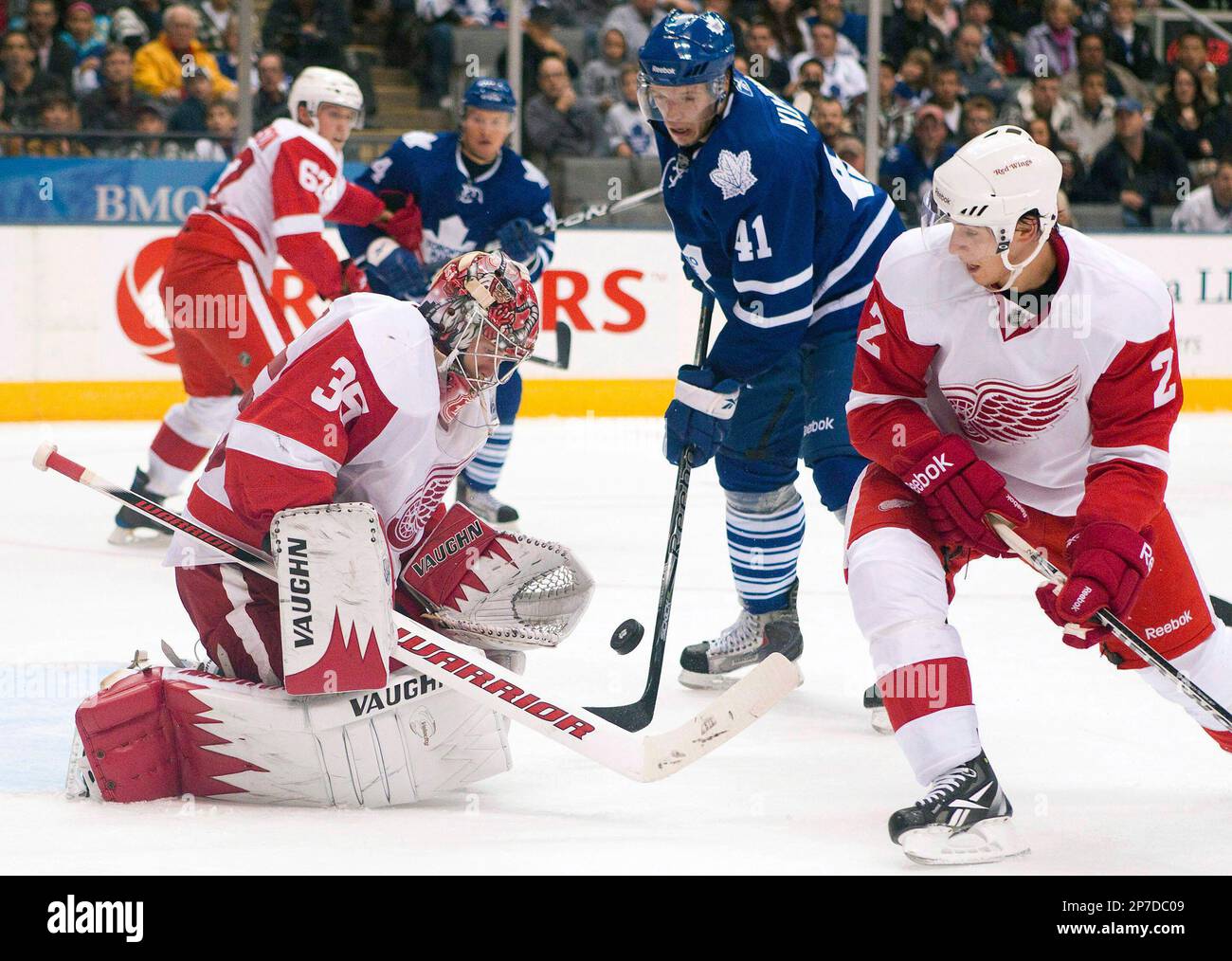 Toronto Maple Leafs' Nikolai Kuleman (41) tries to get a rebound after Detroit Red Wings goaltender Jimmy Howard, left, makes a save as Red Wings defenseman Brendan Smith looks on during second-period preseason NHL hockey game action in Toronto on Saturday, Oct. 2, 2010. (AP Photo/The Canadian Press, Chris Young) Stockfoto