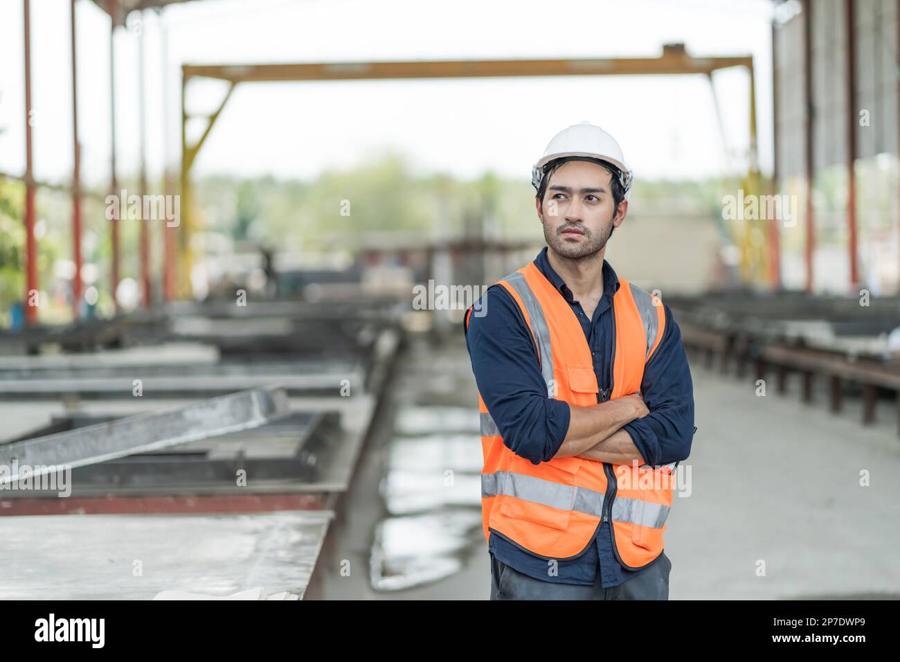 Männliche Ingenieure inspizieren und kontrollieren die Arbeit der Mitarbeiter und die Qualität der hergestellten Produkte, um die Standards in der Industrie zu erfüllen Stockfoto