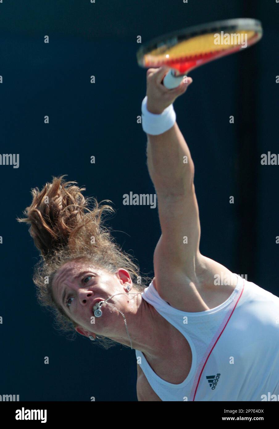 Patty Schnyder of Switzerland serves the ball to Kirsten Flipkens of Belgium during the first round of the U.S. Open tennis tournament in New York, Tuesday, Aug. 31, 2010. (AP Photo/Frank Franklin II) Stockfoto