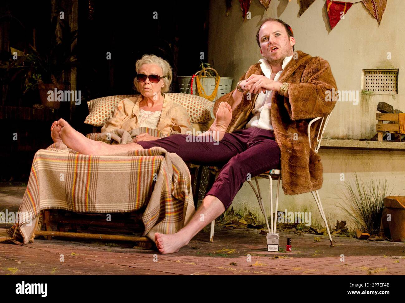 Julie Walters (Judy), Rory Kinnear (Nick) im LETZTEN HAUSSMANS von Stephen Beresford im Lyttelton Theatre, National Theatre (NT), London SE1 19/06/2012 Design: Vicki Mortimer Beleuchtung: Mark Henderson Regisseur: Howard Davies Stockfoto