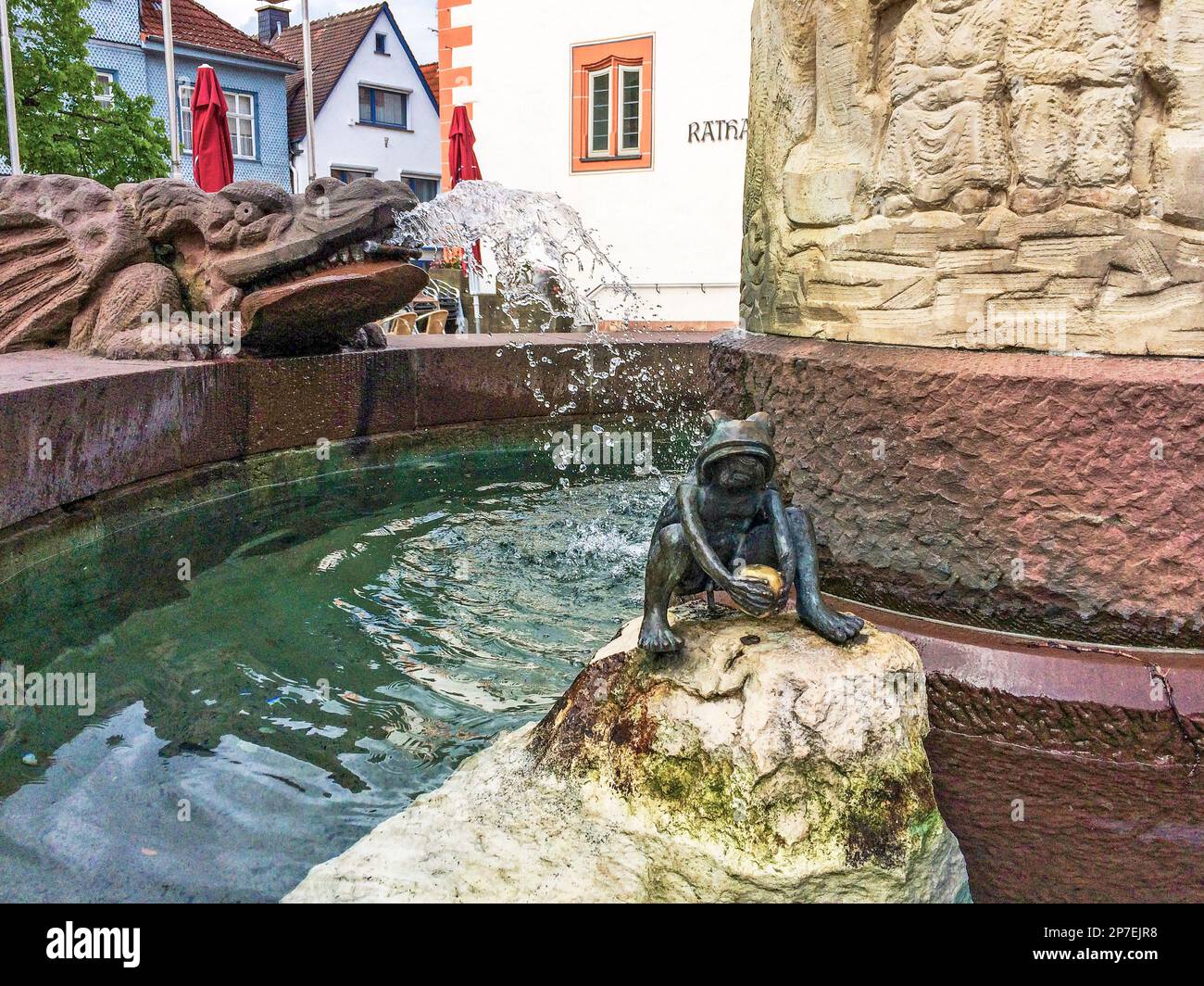 Froschkönig Märchenbrunnen mit Märchen von Gebrüder Grimm, Steinau an der Straße, Hessen, Deutschland, Europa Stockfoto