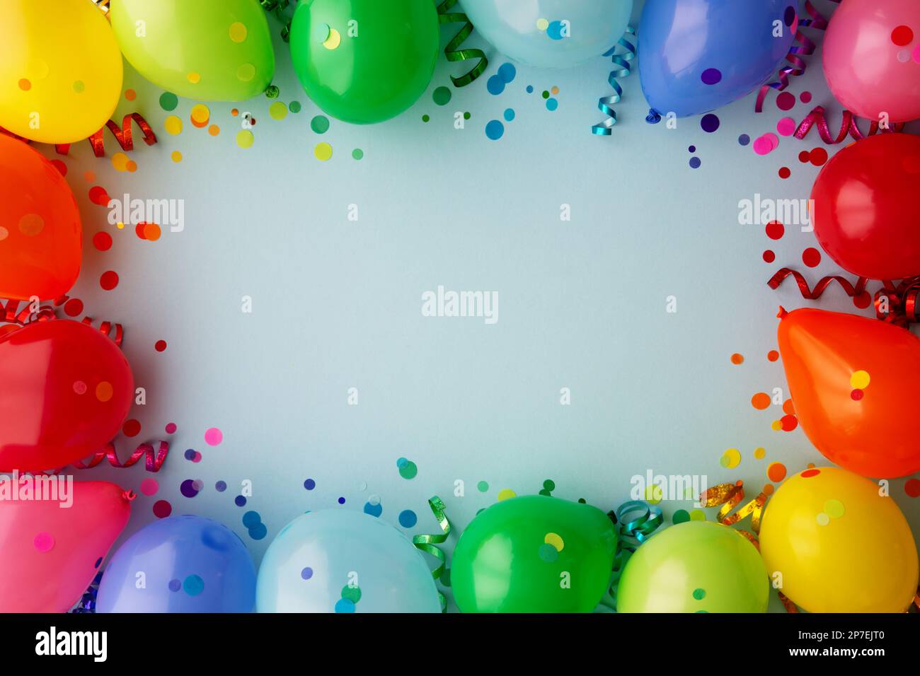 Hintergrund für Geburtstagsparty mit Regenbogenrand aus bunten Partyballons mit Luftschlangen und Konfetti Stockfoto