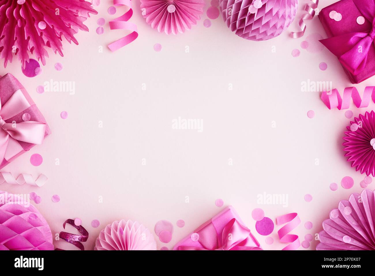 Pinkfarbener Rahmen für Party-Hintergrund mit Geburtstagsgeschenken und Dekorationen Stockfoto