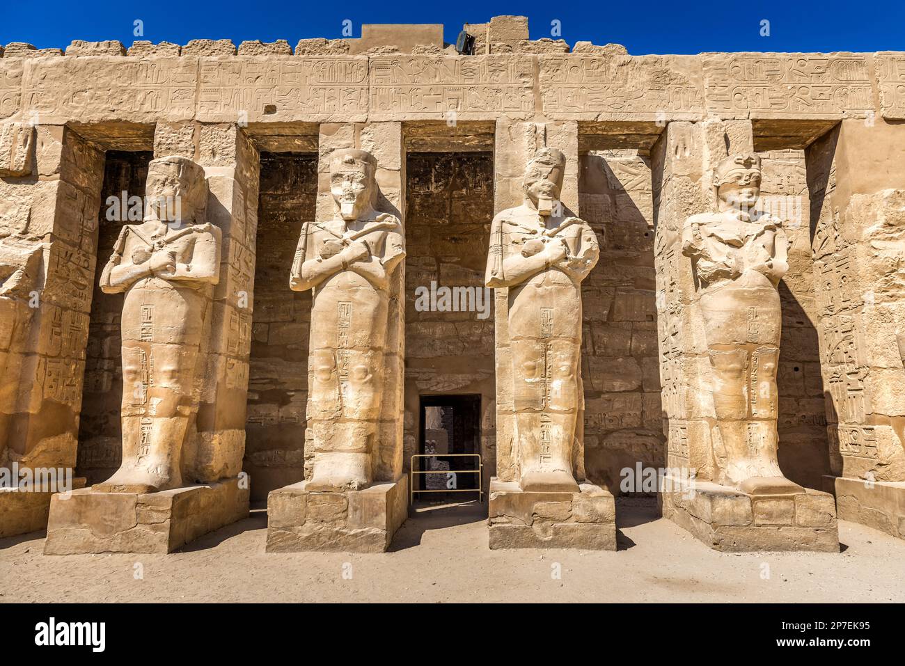 Ramses-Statuen vor dem Karnak-Tempel, Luxor Egypt Stockfoto