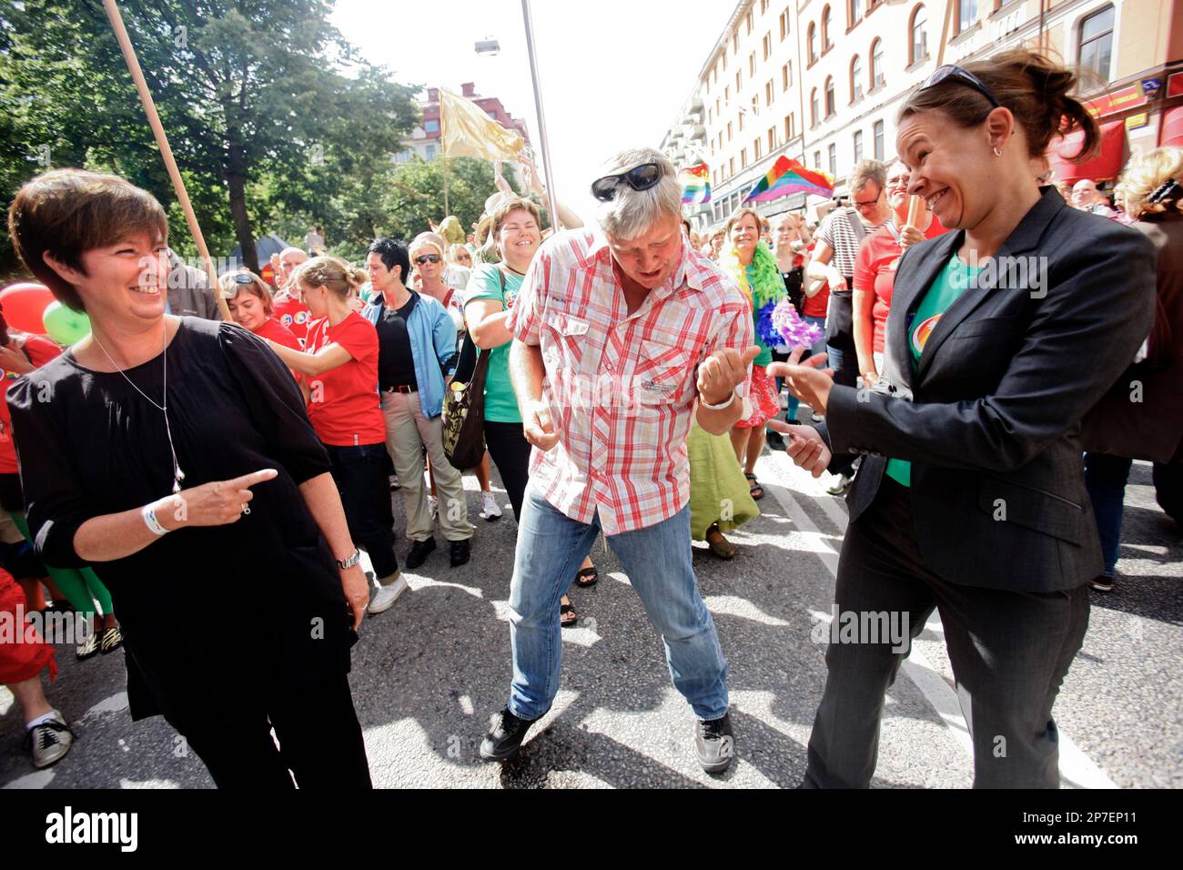 Swedish politicians show off their moves during the annual Pride Parade in Stockholm, Sweden, Saturday July 31, 2010, with from left, leader of the Swedish Social Democratic Party Mona Sahlin, then leader of the Swedish left party Lars Ohly who is playing air guitar, and Maria Wettersrand party leader of the Green Party. (AP Photo / Fredrik Persson) ** SWEDEN OUT ** Stockfoto