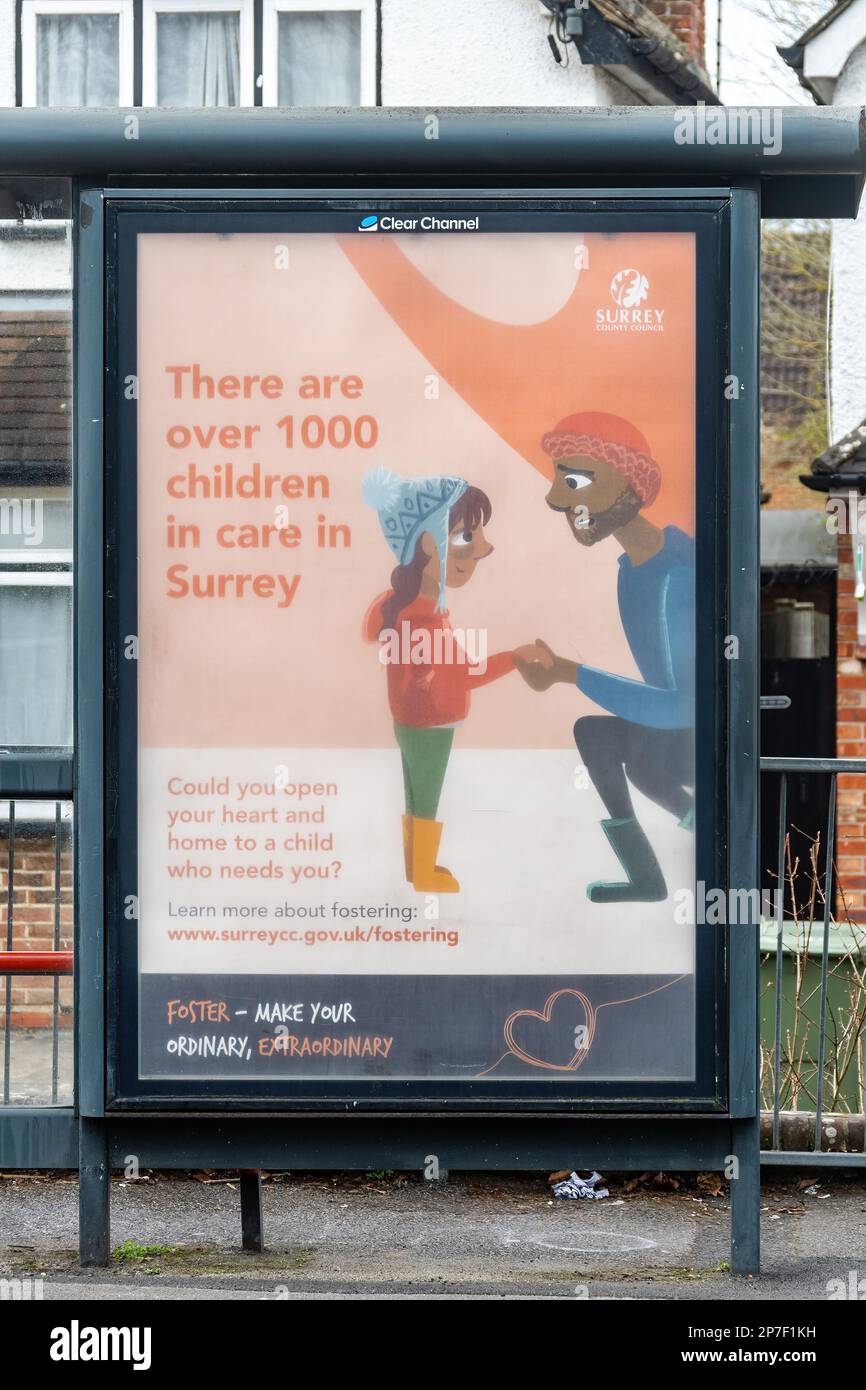 Förderung von Werbung in Busunterkünften, Surrey, England, Großbritannien Stockfoto