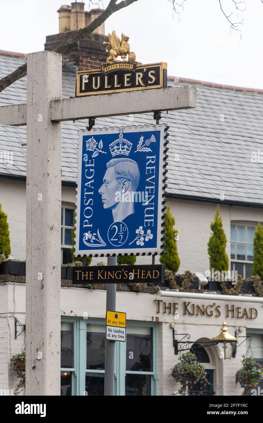 The King's Head Pub mit einem originellen Pub-Schild in Form einer Briefmarke, Guildford, Surrey, England, Großbritannien Stockfoto