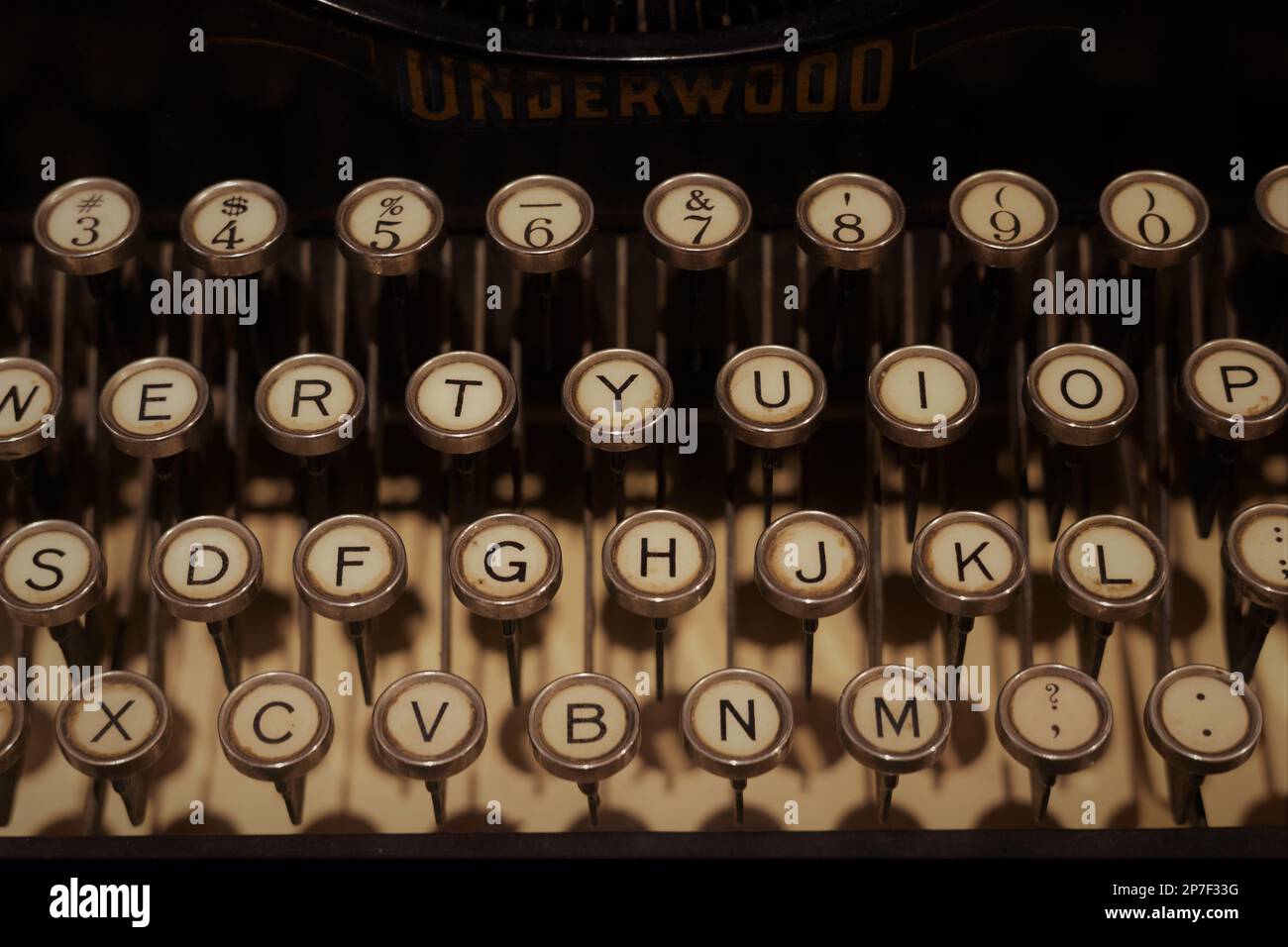 Nahaufnahme der Schlüssel einer alten Underwood-Schreibmaschine. Stockfoto