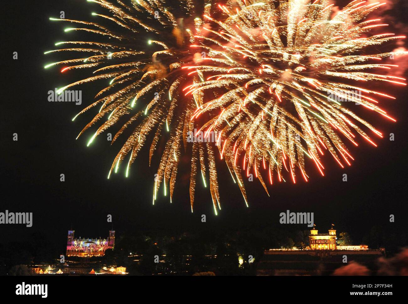 Feuerwerke explodieren ueber Schloss Albrechtsberg, links, und