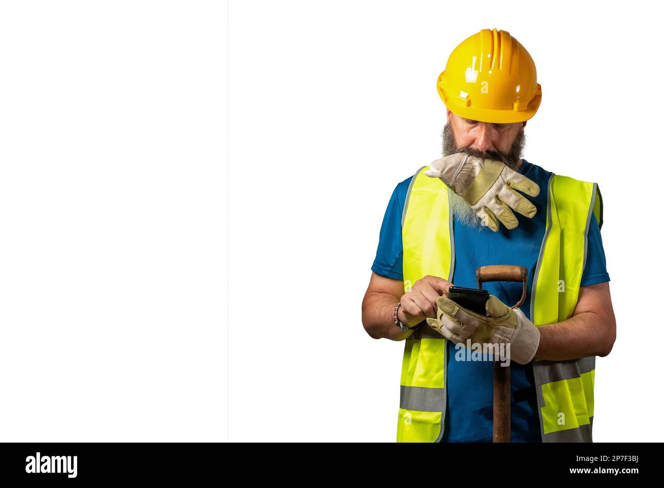 Bauarbeiter, die das Mobile bei der Arbeit beraten. Weißer Hintergrund mit Platz für Text. Stockfoto