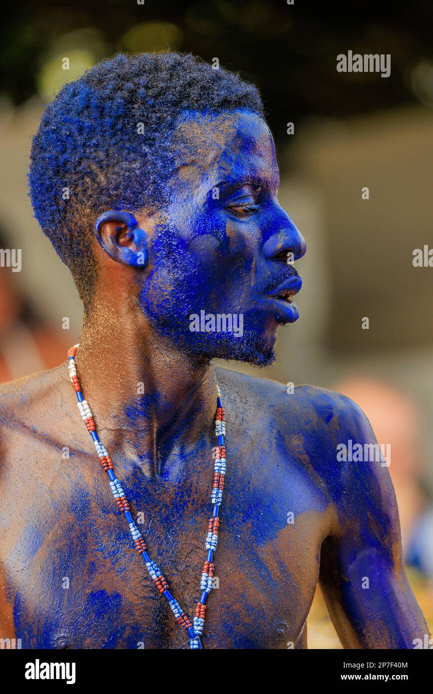 Kopf- und Schulterprofil eines Voodoo-Anhängers mit blauem Gesicht in ekstatischer Trance nach rituellem Tanz beim jährlichen Voodoo-Festival Stockfoto