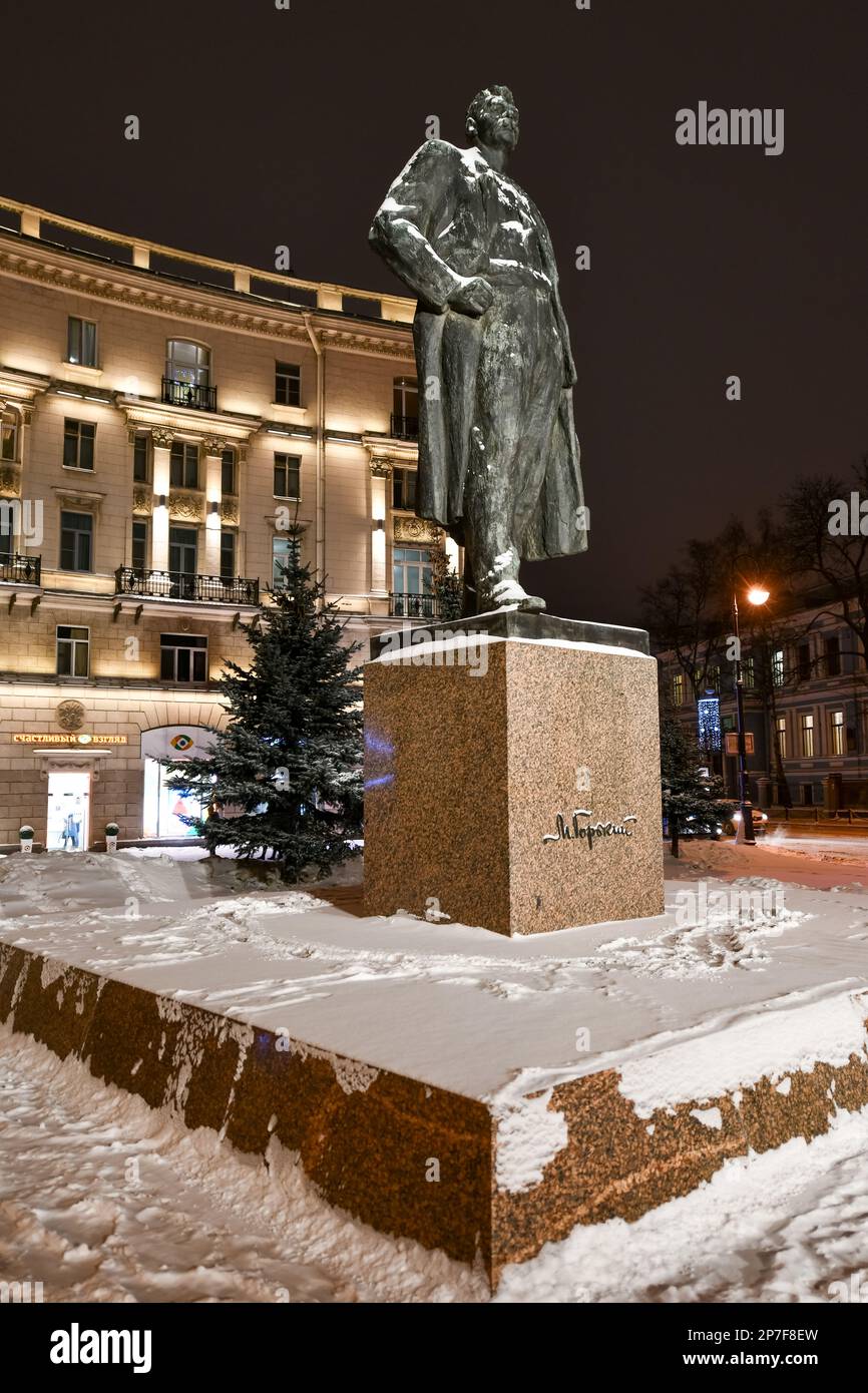 Sankt Petersburg, Russland - 24. Dezember 2021: Denkmal für Maxim Gorky auf dem Kronverkskiy Prospekt in Sankt Petersburg, Russland. Stockfoto
